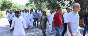 Sarpanch impressed by seeing the development model of Sultanpur village during study tour