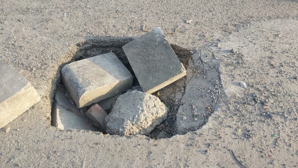 Sector-12's main road has collapsed, 50 thousand people pass through it daily