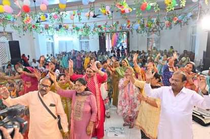 Devotees cheered after hearing the description of Lord Krishna's child form