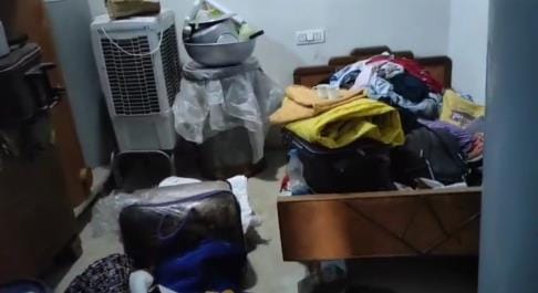 A girl was held hostage and robbed in a house in broad daylight