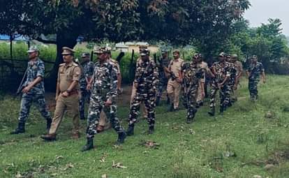 बलरामपुर के भारत-नेपाल सीमा पर गश्त करते एसएबी व पुलिस जवान। स्रोत विभाग