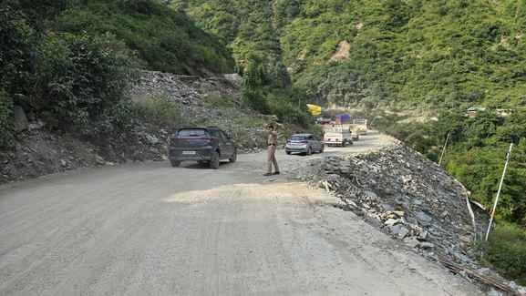 Two-way traffic was started on the highway between Mandi and Kullu