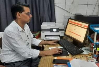 फोटो-02: मेडिकल कॉलेज की ब्लड बैंक में फीडिंग करते टेक्नीशियन अकील खान। संवाद