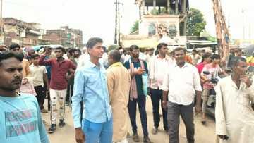 Delay in distribution of fertilizer tokens, farmers create ruckus and create traffic jam