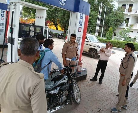 28 bikers who arrived to get petrol without helmet were challaned