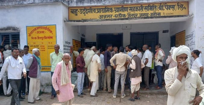 There are plenty of claims of fertilizers in the district, yet farmers are returning from the committees