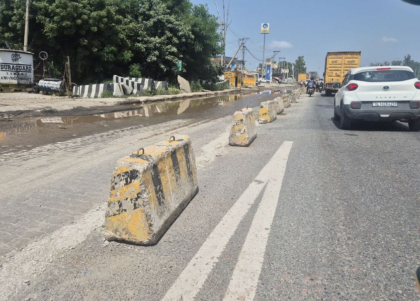 In the name of safety, stones were again placed in the middle of the highway