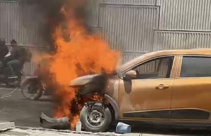 A moving car caught fire, the driver saved his life by jumping out of the window