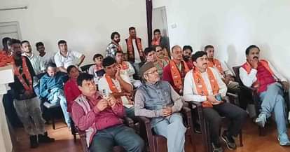 गंगोलीहाट में मंडल कार्यकारिणी की बैठक में मौजूद भाजपापदाधिकारी। स्रोत: भाजपा