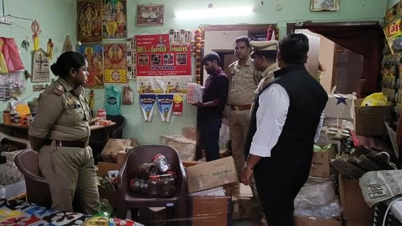 In Gorakhpur, Tata salt is also duplicate.3.43 quintals of fake salt recovered from the warehouse