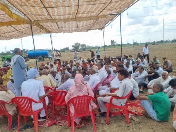Kisan Mahapanchayat in Prahladgarh, 21 member committee formed to resolve dispute between tower company and farmer