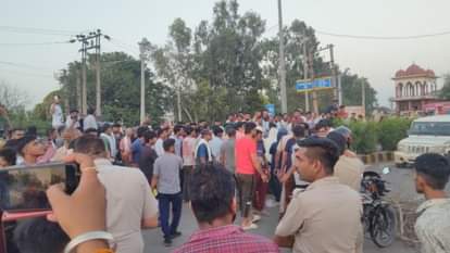 Residents of Saatrod blocked Hisar-Hansi Road demanding drainage of water accumulated in the streets