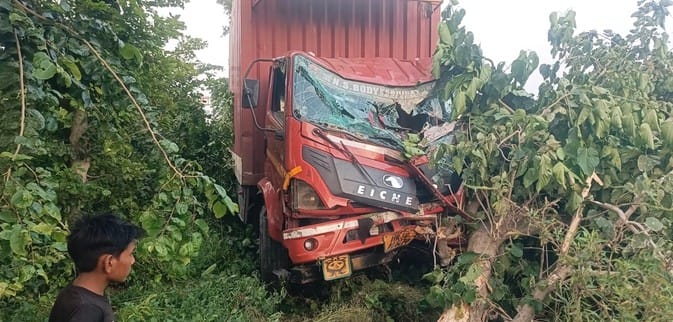 The canter broke the tree and entered the ditch, the driver and conductor were injured