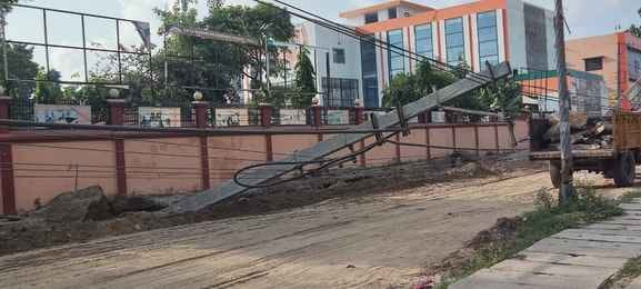 Five electric poles fell while constructing a drain, accident averted