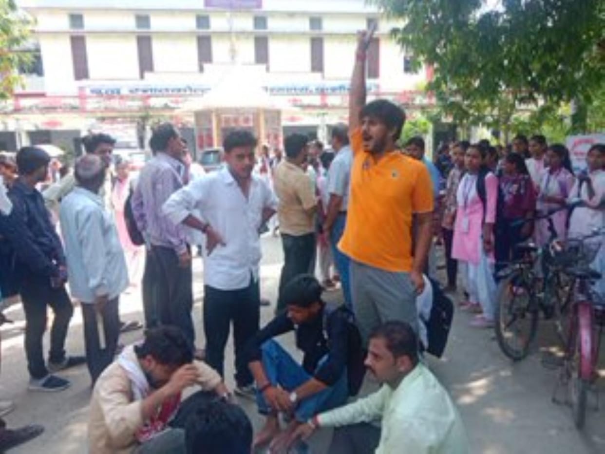 Part of the roof collapsed in Buddha PG College, student injured, protest