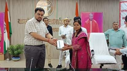 Principals of 29 secondary schools received tablets