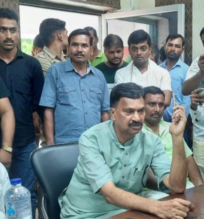 The MP surrounded the BDO office along with the Pradhans