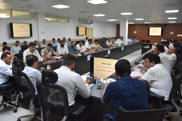 Display the names of farmers with red entries in the secretariat and mandi: DC
