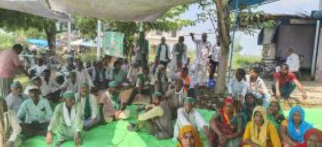 Farmers sit on strike in Mehandiganj market