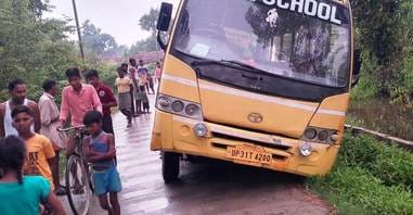 The school bus was saved from overturning in the ditch, all eight children were rescued safely