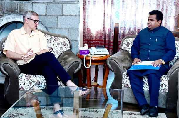 मुख्यमंत्री उमर अब्दुल्ला से मुलाकात करते राजोरी के विधायक। स्रोत : पार्टी