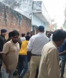 Municipal Corporation removed illegal dairy amidst protest, cattle owner lay down in front of the vehicle
