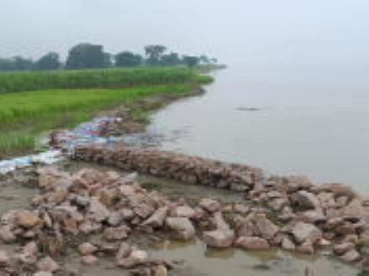 Gandak's water level decreased, panic persists