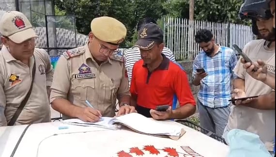 पुंछ में यातायात नियमों से खिलवाड़ करने वालों के चालान काटते पुलिस अधिकारी। स्रोत : पुलिस