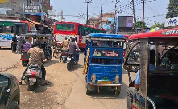 The route of e-rickshaws was decided but no stand could be made, traffic jam is happening