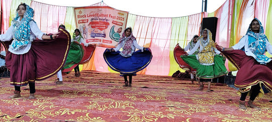 Aarohi Model School Sarwarpur stood first in the folk dance competition from class 9 to 12