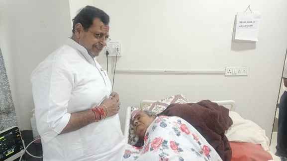 Blood transfusion given to Padma Vibhushan Pt. Chhannulal Mishra, his health improves