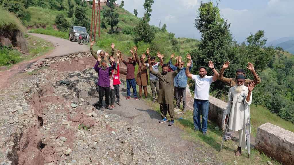 सड़क की खस्ताहालत को लेकर प्रदर्शन करते लोग। स्रोत : प्रदर्शनकारी