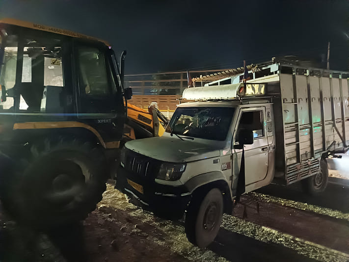 JCB and three other vehicles collided on the highway, 16 people injured