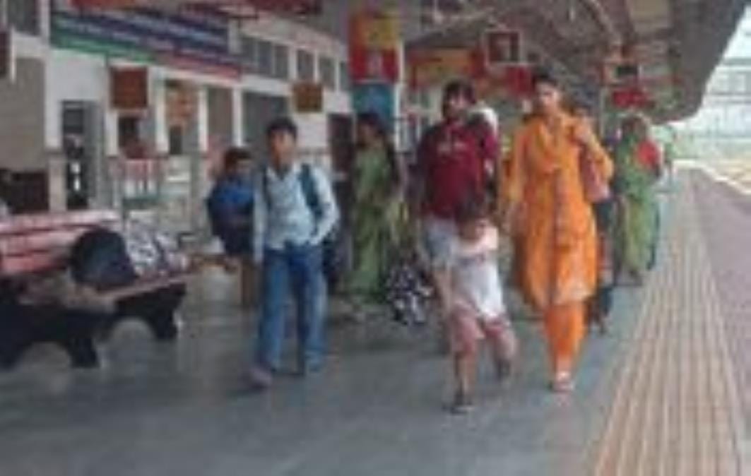 Trains stopped due to lack of signal