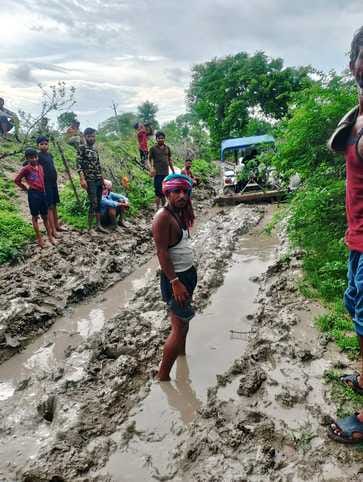 Mud accumulated on Dhimarpura-Nauta connecting road, traffic difficult