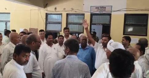 Naib Tehsildar accused of issuing order without hearing the other side, protest