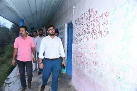 दरहाल ब्लॉक का दौरा कर परियोजनाओं की समीक्षा करते डीसी। स्रोत : सूचना विभाग