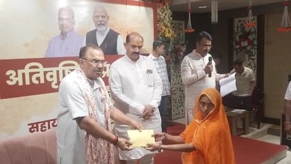 विधानसभा अध्यक्ष वासुदेव देवनानी ने बोराज तालाब पीड़ितों को बांटी सहायता राशि