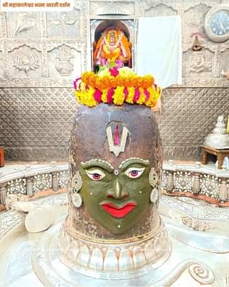 Baba Mahakal, adorned with Vaishnav Tilak, gave such divine darshan to the devotees
