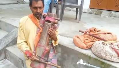 He left playing sarangi and started working as a labourer