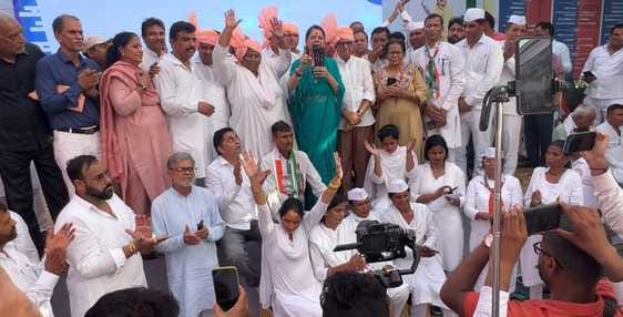 Hooda's birthday was celebrated by cutting a 10 kg cake