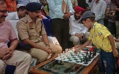 अंबाला सिटी के पुलिस डीएवी स्कूल में छह साल के बच्चे मनन के साथ शतरंज की चाल खेलते हुए अंबाला प