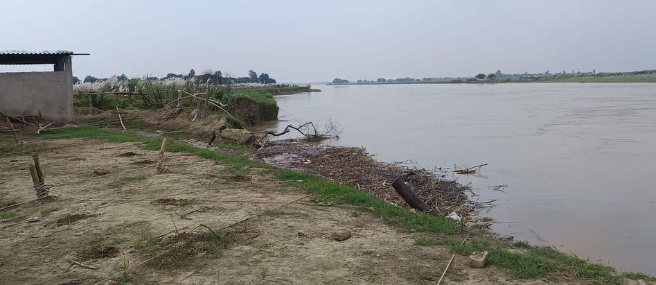 Danger looms over the dam due to Rapti's erosion, people are scared