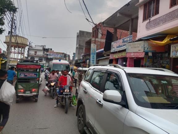 Ambulance stuck in traffic jam, people troubled