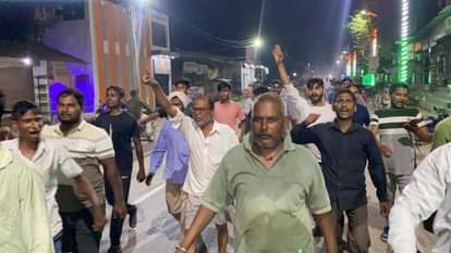 Surrounded substation over power cut, created ruckus by blocking road