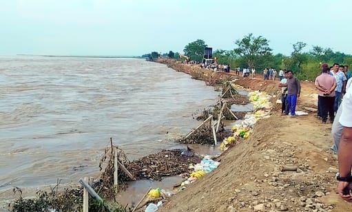 The danger remains, the erosion on the embankment of Ganga Barrage is not stopping
