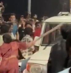 Villagers beat up a policeman and others thinking they were thieves