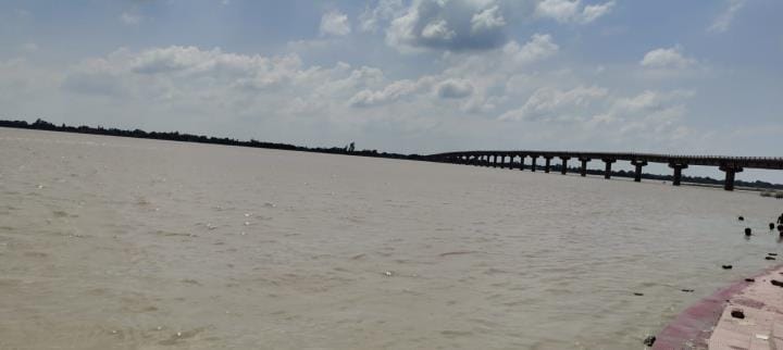 The water level of Saryu started rising again, water reached the roads in many villages