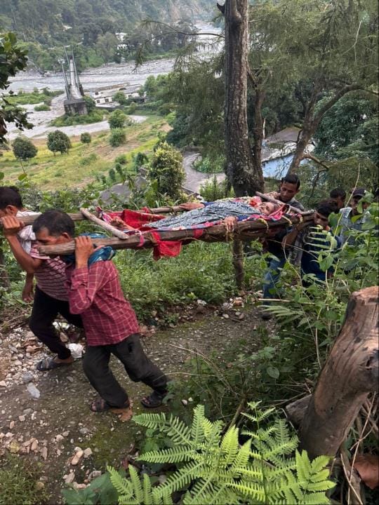 An elderly person was brought home from the hospital by making a palanquin with ropes and sticks