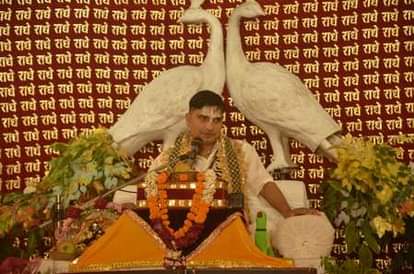 Listen to the story of the Lord's Govardhan Leela and cheer